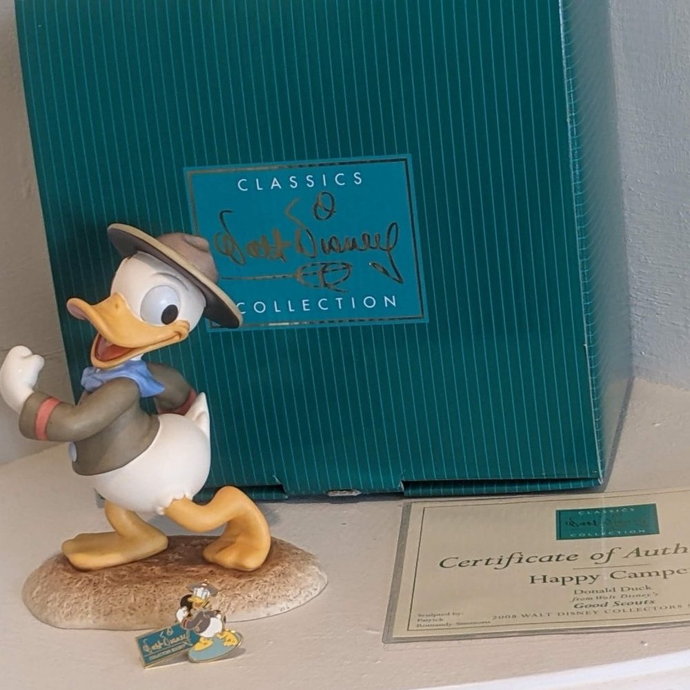 Happy Donald Duck Happy Camper Good Scout 2008 Disney Figurine with Pin